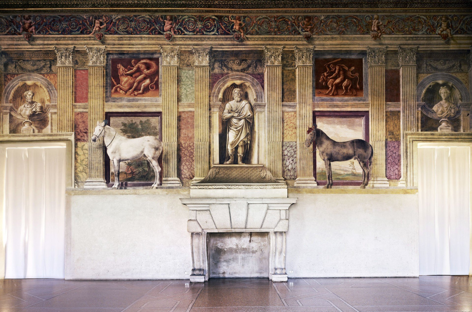 Candida Höfer, Museo Civico di Palazzo Te Mantova, 2010, 180x187 cm © Candida Höfer