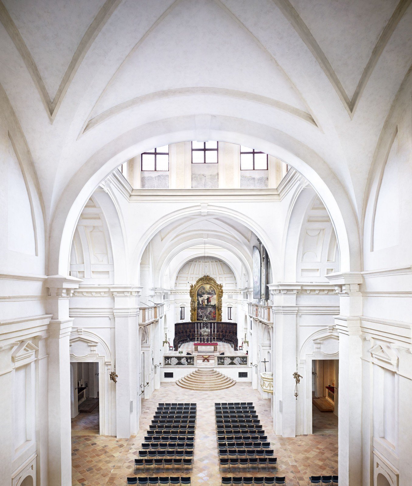 Candida Höfer, Basilica di Santa Barbara Mantova, 2011, 180x157 cm © Candida Höfer