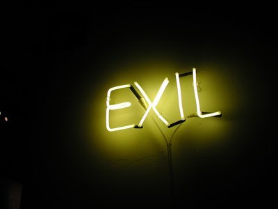 Adel Abdessemed, Exit, 2007, 11 neon, 23,5 x 34,9 cm. © Adel Abdessemed, ADAGP Paris 2012, Courtesy of the artist and David Zwirner, New York/London.