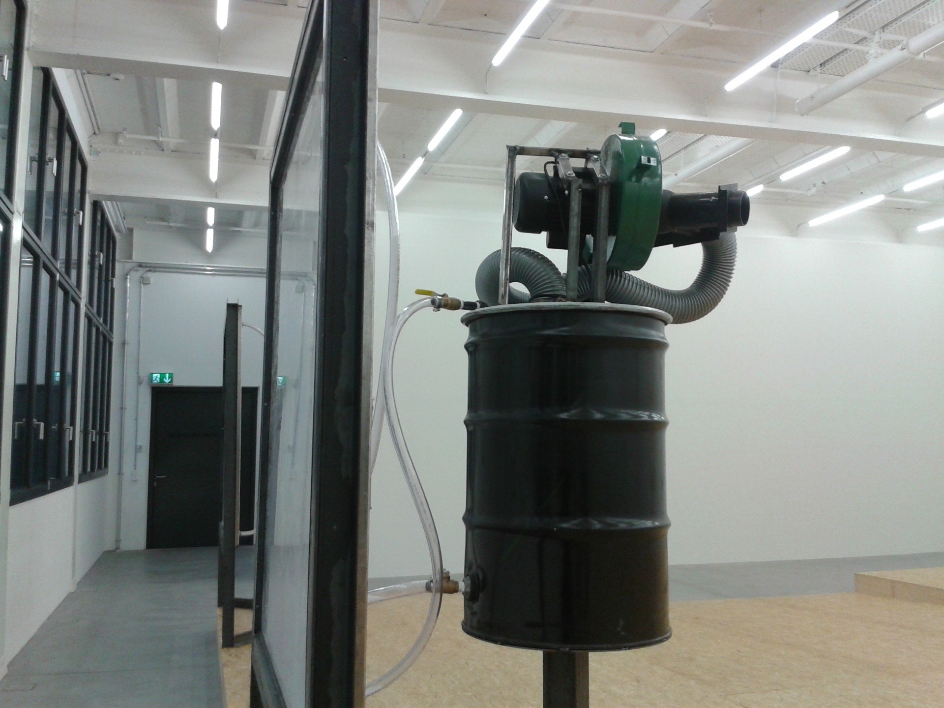 Oscar Tuazon, A home, 2014, installation view, Galerie Eva Presehuber, Zurich.
