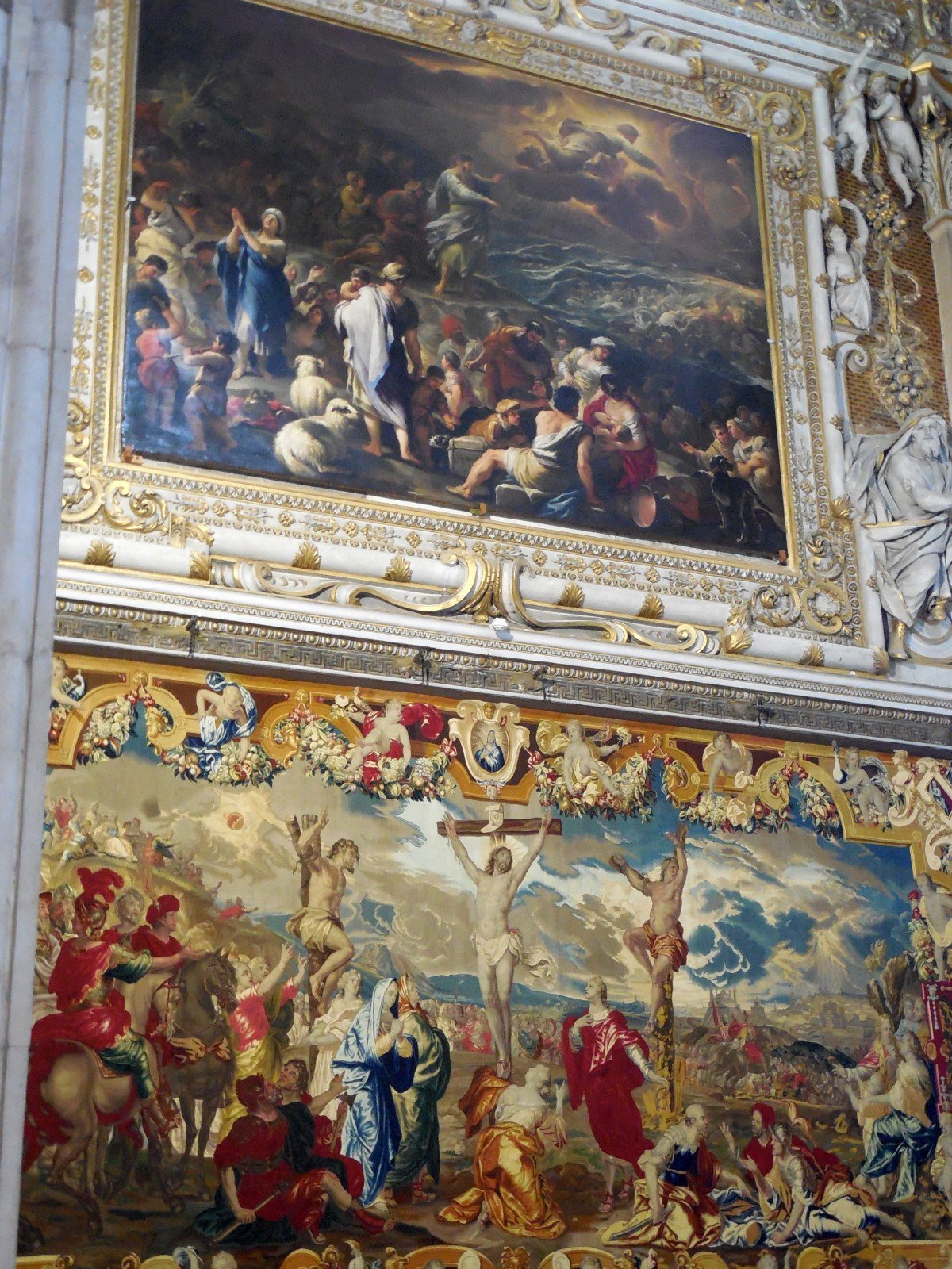Bergamo, Basilica di Santa Maria Maggiore, tapestry with "Crucifixion", performed in 1698 on a design by Ludwing van Schoor, and above it there is a painting by Luca Giordano with the “Passage of the Red Sea” made in 1681