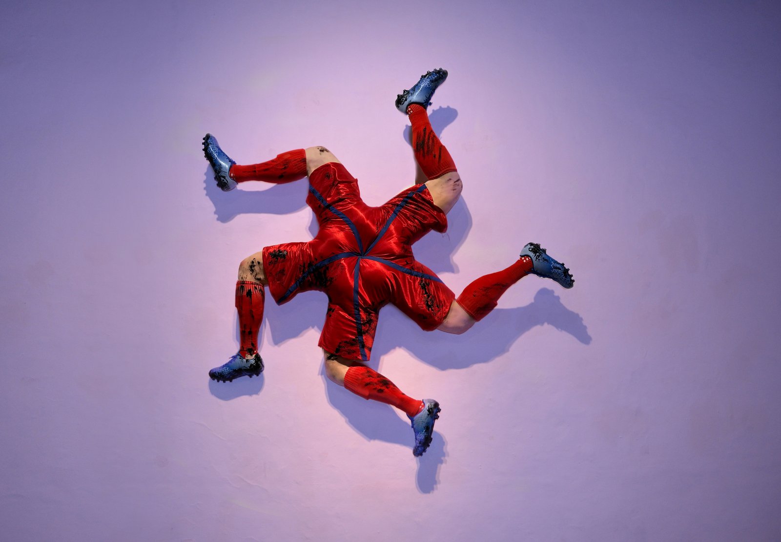 Romeo Gomez Lopez, Heteropiernas | Straightlegs, 2023. Metal structure, silicone, polyurethane, soccer shoes, shin guards, fabric. 190 x 190 x 20 cm. Courtesy of the artist.
