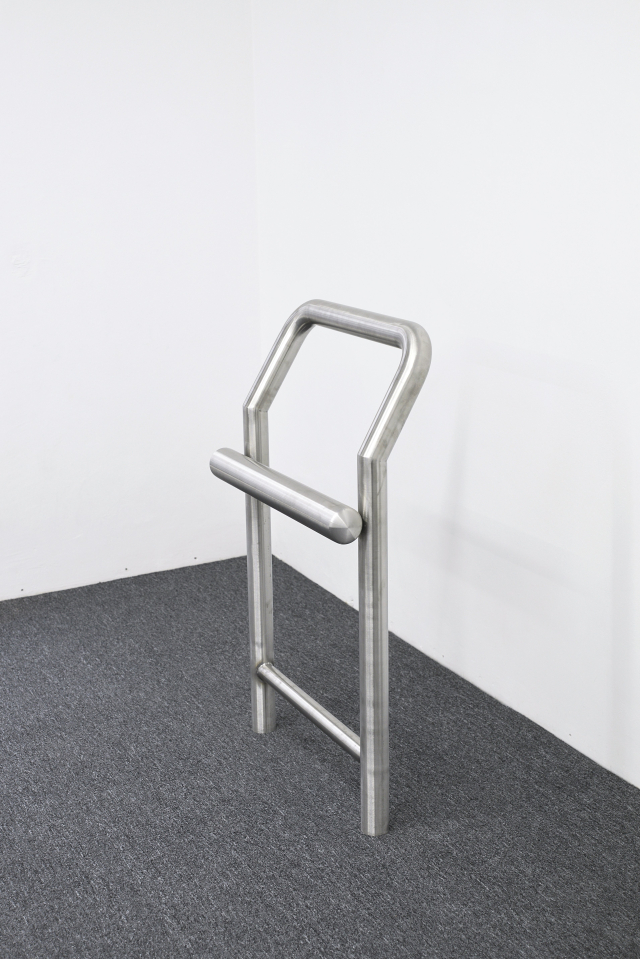 Jan Domicz, Parrot stand, 2016. Courtesy of the artist.