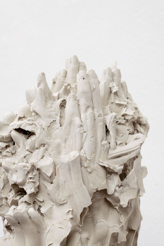 Fon Gran Papa III, 2019, gesso ceramico di tipo dentistico, sedimenti di argilla, cm 31 x 26 x 60, foto: Silvia Mangosio e Luca Vianello
