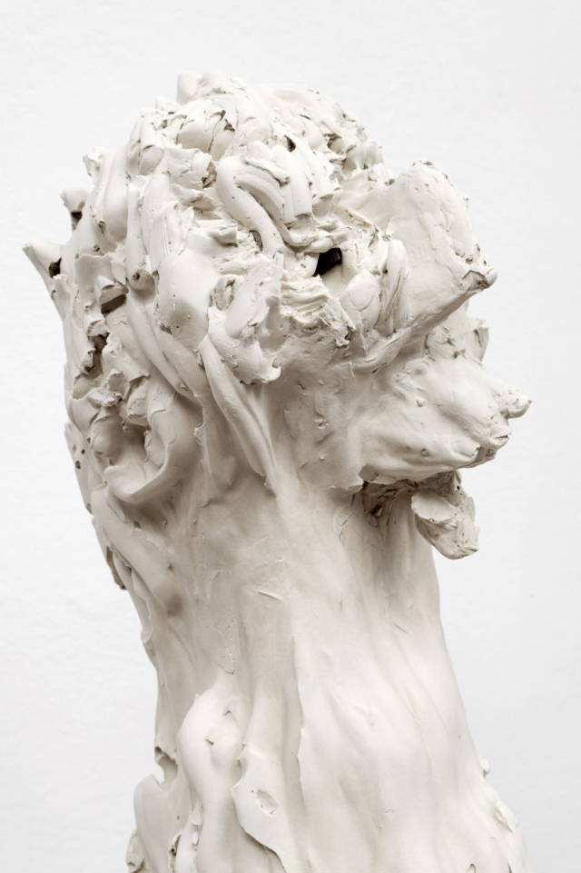 Fon Gran Papa I, 2019, gesso ceramico di tipo dentistico, sedimenti di argilla, cm 28 x 25 x 64, foto: Silvia Mangosio e Luca Vianello