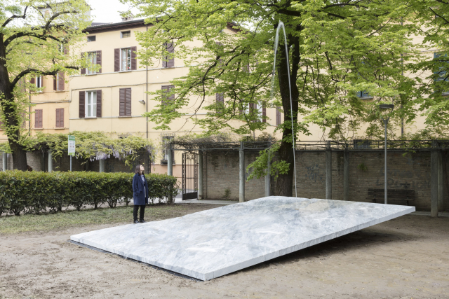 Margherita Moscardini, Mahallat el-Ghouta 94, Block 8, District 4, 2019, marmo / marble, 55 x 647 x 420 cm. Parco Alcide Cervi, Reggio Emilia. Progetto The Fountains of Za’atari, Collezione Maramotti. Ph. Andrea Rossetti.