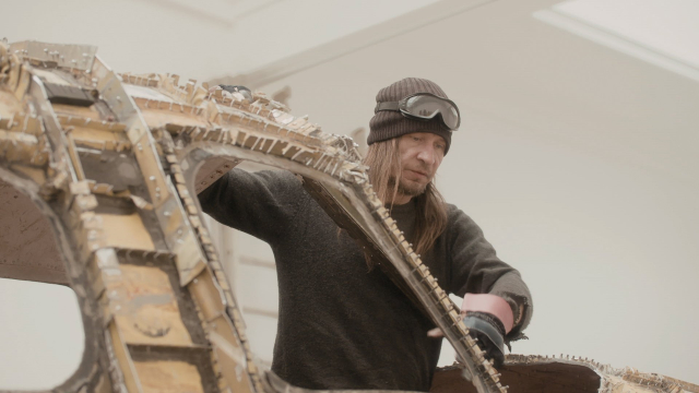 Roman Stańczak at work on the sculpture