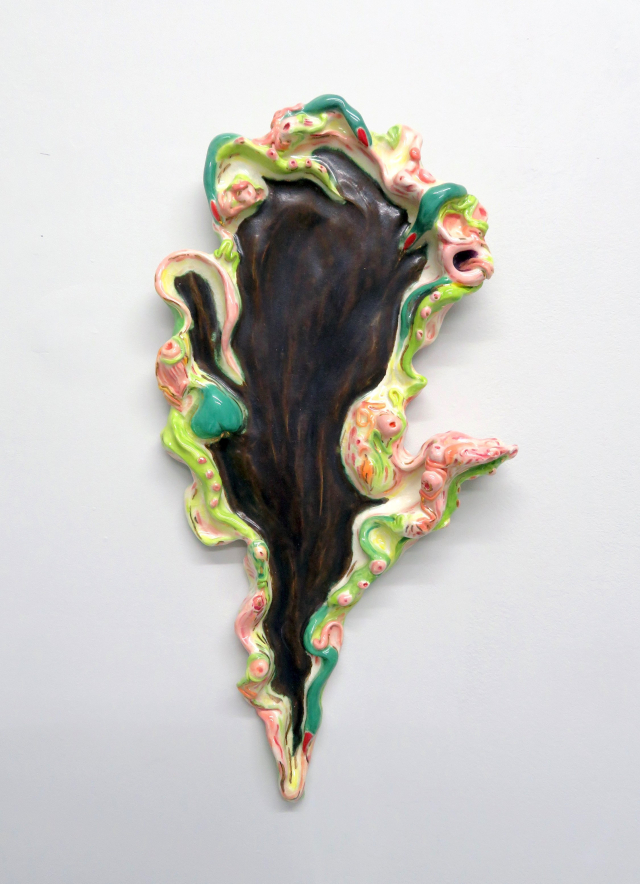 Zoe Williams, Green fingers, 2019. Hand glazed ceramic with metallic lustre Cm. 46 x 23 x 5. Courtesy the Artist and Antoine Levi, Paris.