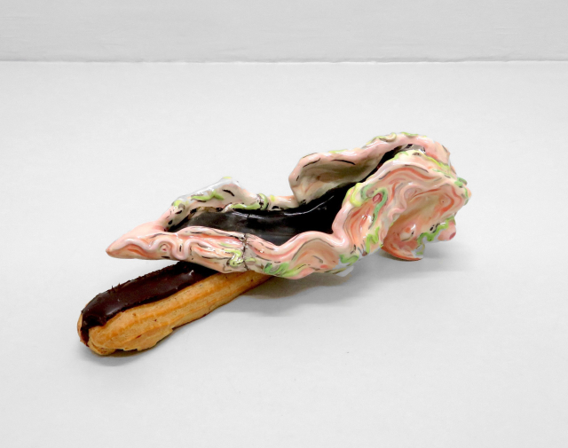 Zoe Williams, Rotten peach heel, 2019. Fissured hand glazed ceramic with black lustre, creme éclair Cm. 9 x 8 x 25. Courtesy the Artist and Antoine Levi, Paris.